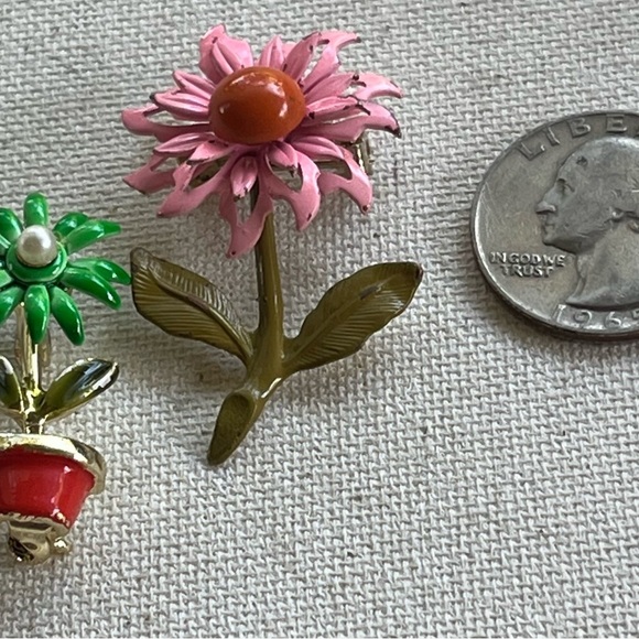 Vintage Enamel Flower Brooch Lot – Pink Daisy & Potted Plant Pin - Picture 3 of 4
